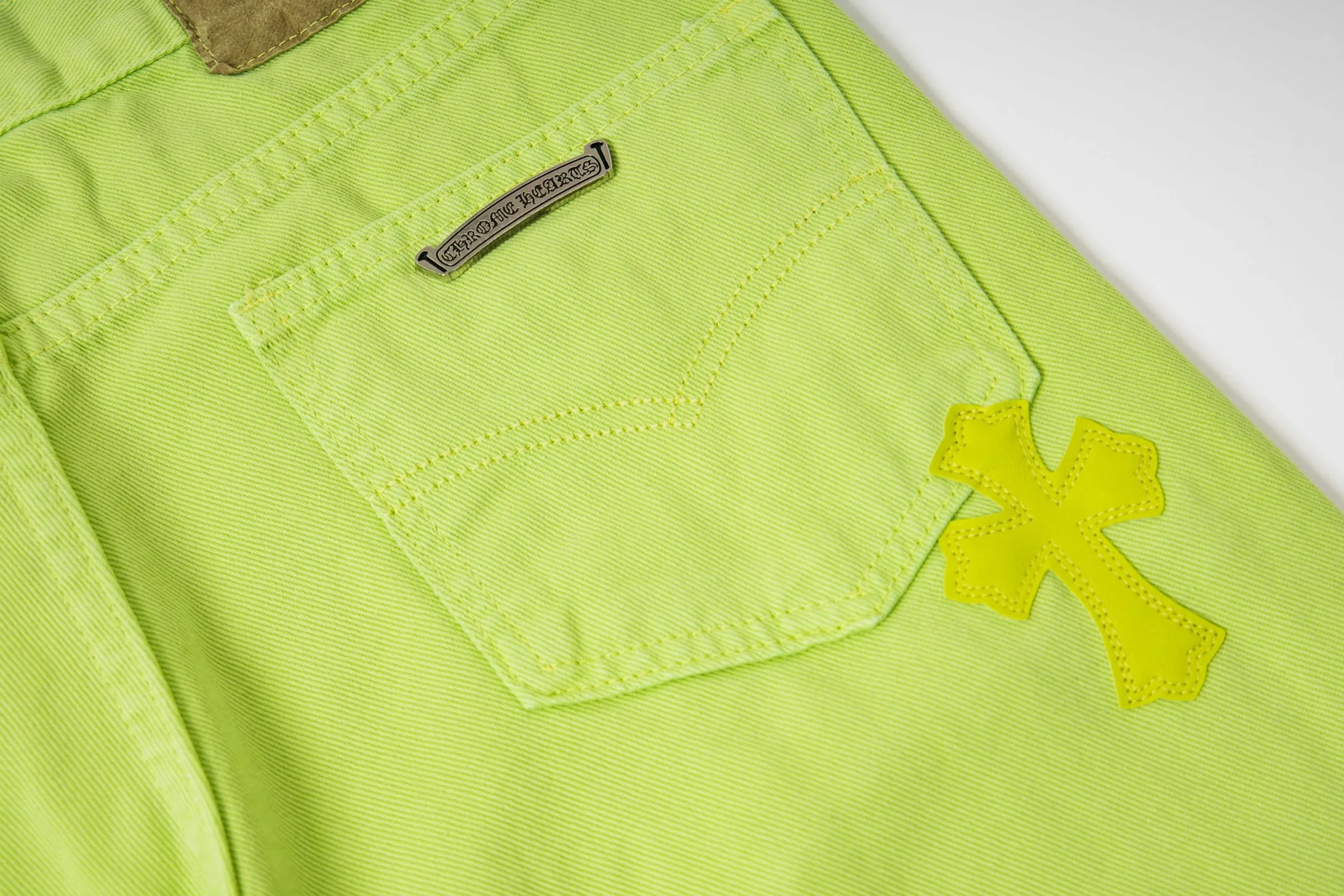 P250 Chrome Hearts dopamine green denim and black and yellow leather couple jeans are a hot trend this season and are sought after by countless celebrities and fashionistas. The neat details of the cutting process add color to the playful fashion! The neat and meticulous design, and the well-fitting structure is unique. The upper body not only has outstanding recognition, but also looks younger and younger. A style with the ultimate wearing meaning and performance, gorgeous color matching, and the craftsmanship of this style is also extremely extraordinary. After the finished product is washed, it is disassembled and hand-made with sheepskin cross leather and then spliced ​​together to complete. The whole piece has too many craftsmanship to describe. It is decorated with patchwork cross flowers and high-waisted washed jeans! ! Absolutely high-end luxury product, a god-level single product, a super popular product, made by top heavy industry, a magic weapon that cannot be missed to hit the streets. Style number: 1829# Size: 28 30 32 34 Color: green